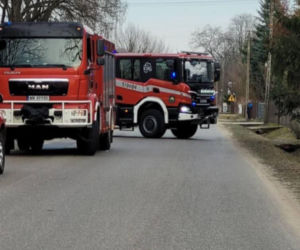 Poważny wypadek w powiecie mińskim: zderzenie cysterny przewożącej gaz z autokarem