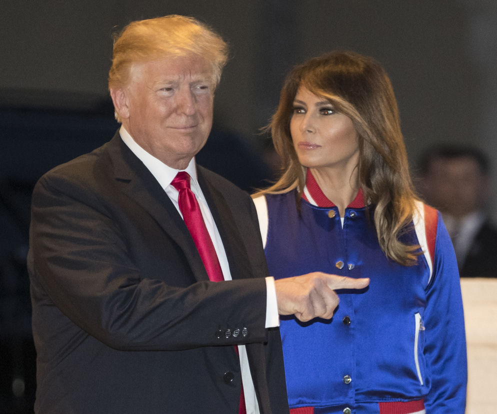 Melania zazdrosna o tancerki! Donald Trump zauroczony seksownymi kibickami