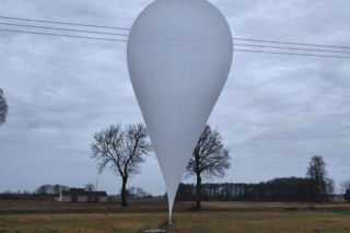 Pięć balonów spadło na Podlasiu. Służby na miejscu, policja alarmuje!