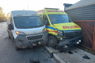 Zderzenie karetki z busem w Krzywiniu. Karetka jechała na sygnale [ZDJĘCIA]