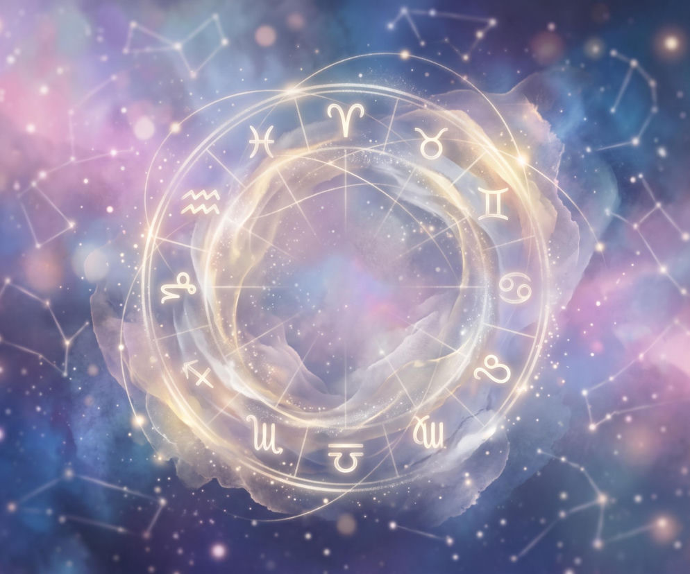Złoty krąg z dwunastoma znakami zodiaku na tle gwieździstego, różowo-niebieskiego nieba. O horoskopie przeczytasz w VOX FM.