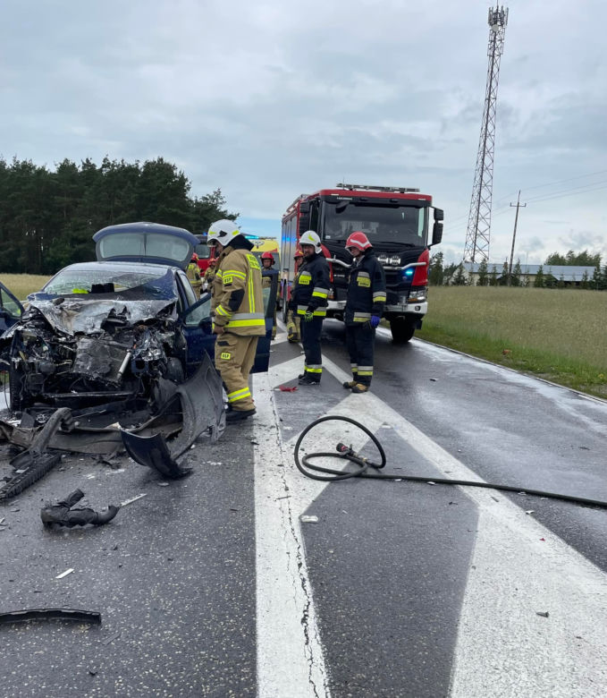 Koszmarny wypadek pod Pułtuskiem. 25-latkę zabrał śmigłowiec. jej peugeot huknął w tira [ZDJĘCIA]