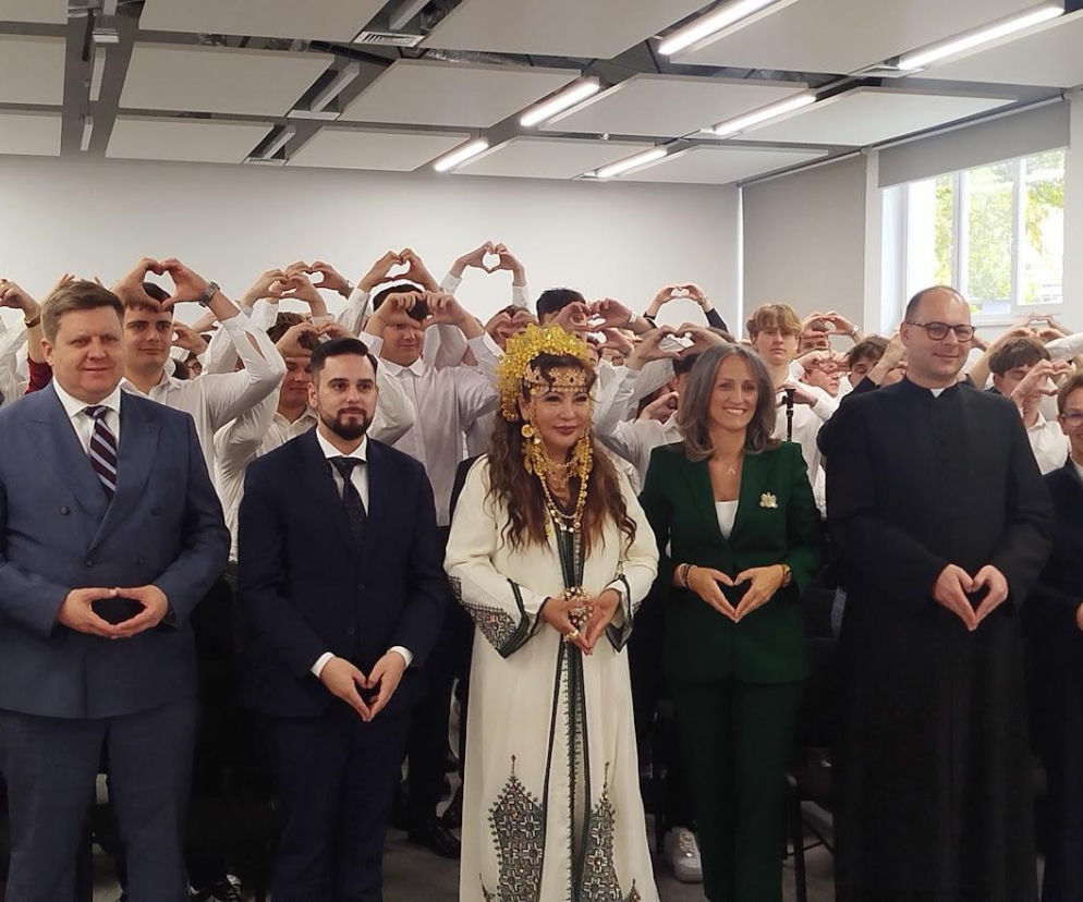 Królowa Maria z sułtanatu Maguindanao na Filipinach odwiedza Radom. Dziś odwiedziła Zespół Szkół Technicznych 
