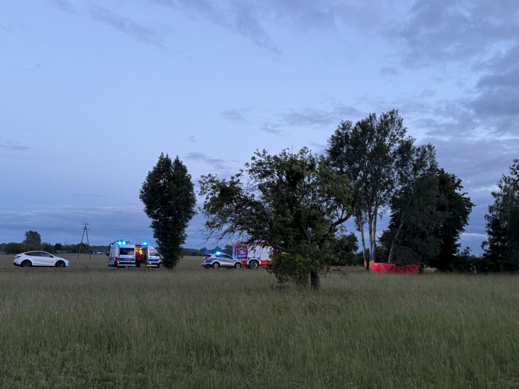 Śmiertelny wypadek pod Warszawą. Ford rozbił się na drzewie