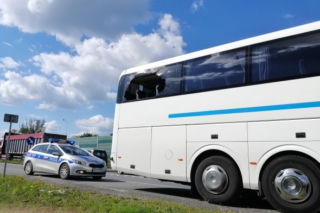NIEBYWAŁE! Wybił szybę w autokarze i wyskoczył na jezdnię! Myślał, że jedzie w złym kierunku - ZOBACZ WIDEO