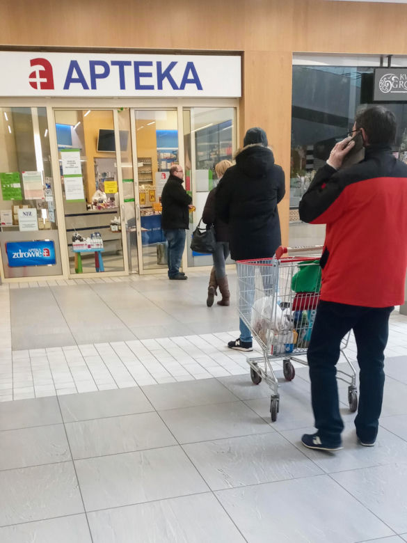 Ograniczenia z powodu epidemii spowodowało kolejki przed sklepami 