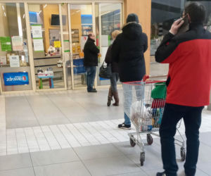 Ograniczenia z powodu epidemii spowodowało kolejki przed sklepami 