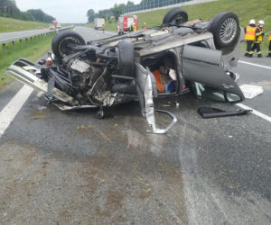 Szczepanów. Wypadek na autostradzie A4. Dachował samochód osobowy 