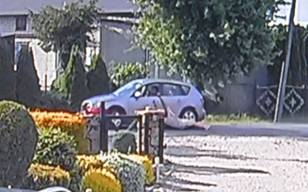 Ciągnął pana Romana za autem przez kilometr! Policja zatrzymała kierowce mazdy
