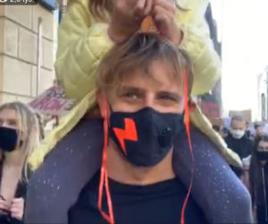 Strajk Kobiet w Łodzi: Protestujący idą ulicami miasta