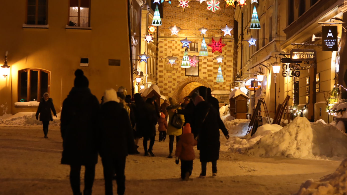 Lublin wieczorową porą. W mieście świąteczne ozdoby i hałdy śniegu. Zobacz zdjęcia!