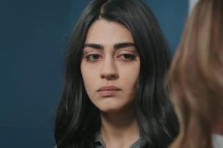 Panna młoda, odcinek 61: Hancer szuka kontaktu z byłą żoną Cihana. Zaskakująca wizyta w rezydencji