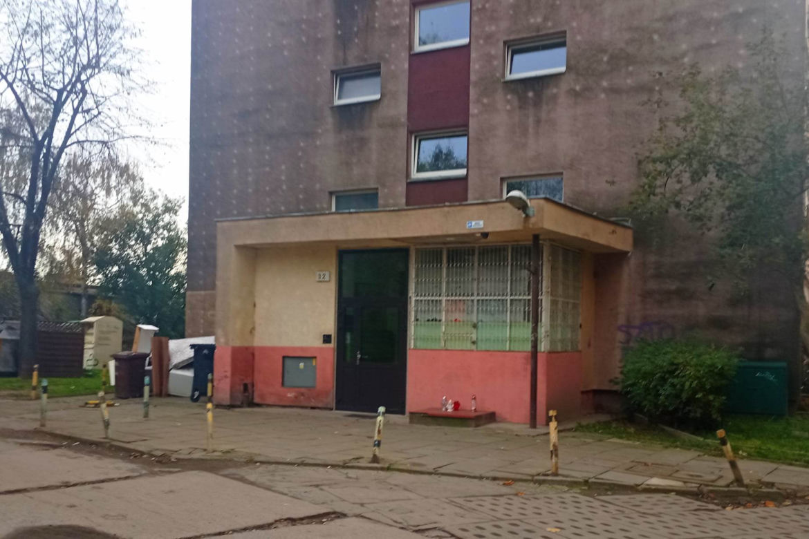 Kobieta wypadła z okna wieżowca i zginęła! W miejscu tragedii pojawiły się znicze [ZDJĘCIA]