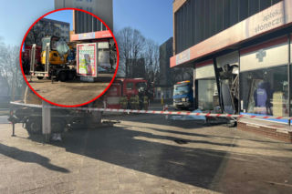 Koparka wbiła się w witrynę apteki. Pracownica miała sekundy na ucieczkę!