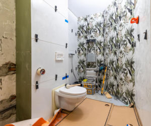 Murator Remontuje, Klejenie i fugowanie płytek
