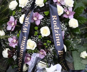 Wieńce na pogrzebie Edwarda Linde-Lubaszenki. Żałobnicy pożegnali artystę pięknymi kwiatami