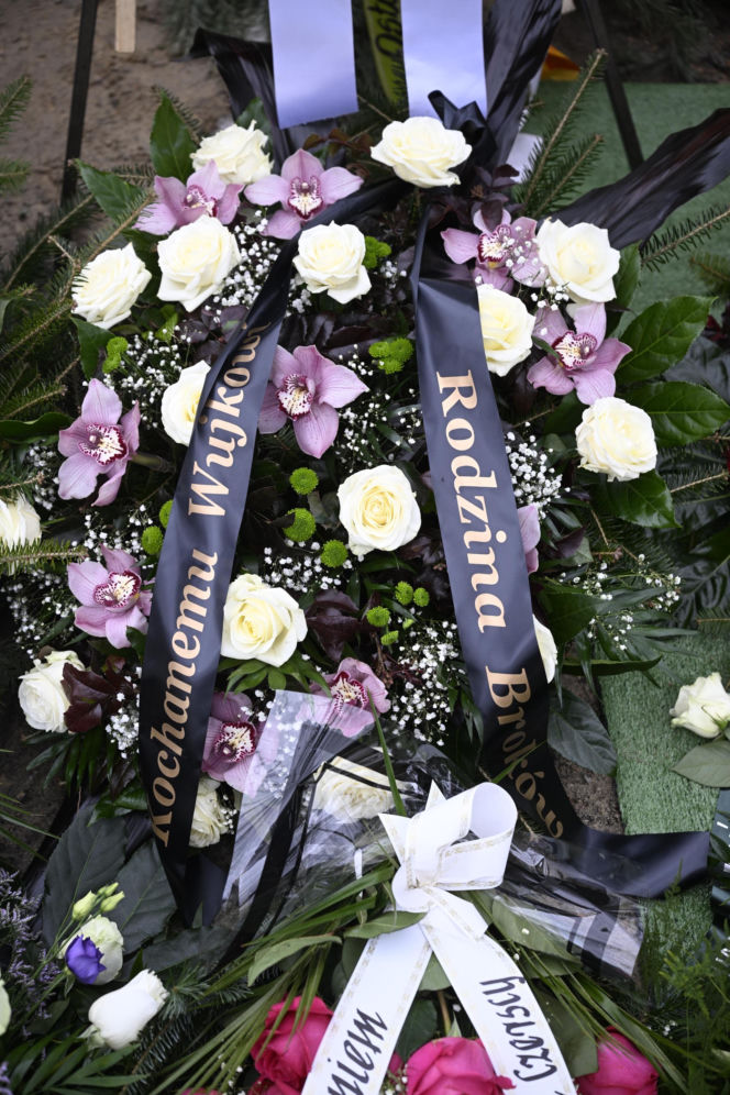 Wieńce na pogrzebie Edwarda Linde-Lubaszenki. Żałobnicy pożegnali artystę pięknymi kwiatami