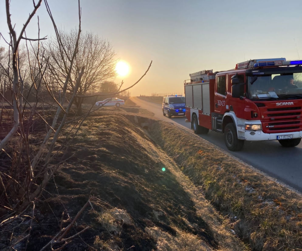 Zwęglone zwłoki mężczyzny w Zaczarniu. Zginął w trakcie wypalania traw