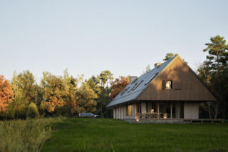 Minimalistyczna stodoła pod Kampinoskim Parkiem Narodowym. Architekci mieli nie lada wyzwanie