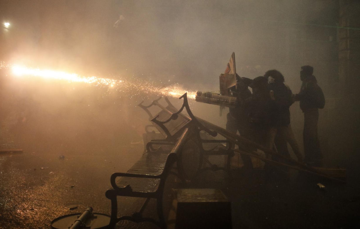 „Rewolucja fajerwerków”. Kolejna brutalna noc w Tbilisi 