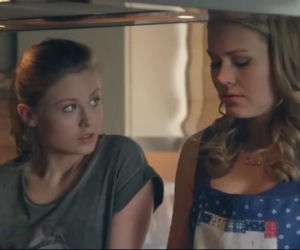 To nie koniec świata 2 sezon odcinek 20. Blanka (Anna Karczmarczyk), Ulka (Magdalena Lamparska)
