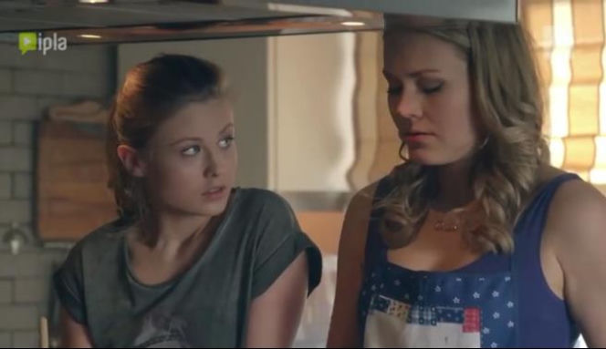 To nie koniec świata 2 sezon odcinek 20. Blanka (Anna Karczmarczyk), Ulka (Magdalena Lamparska)