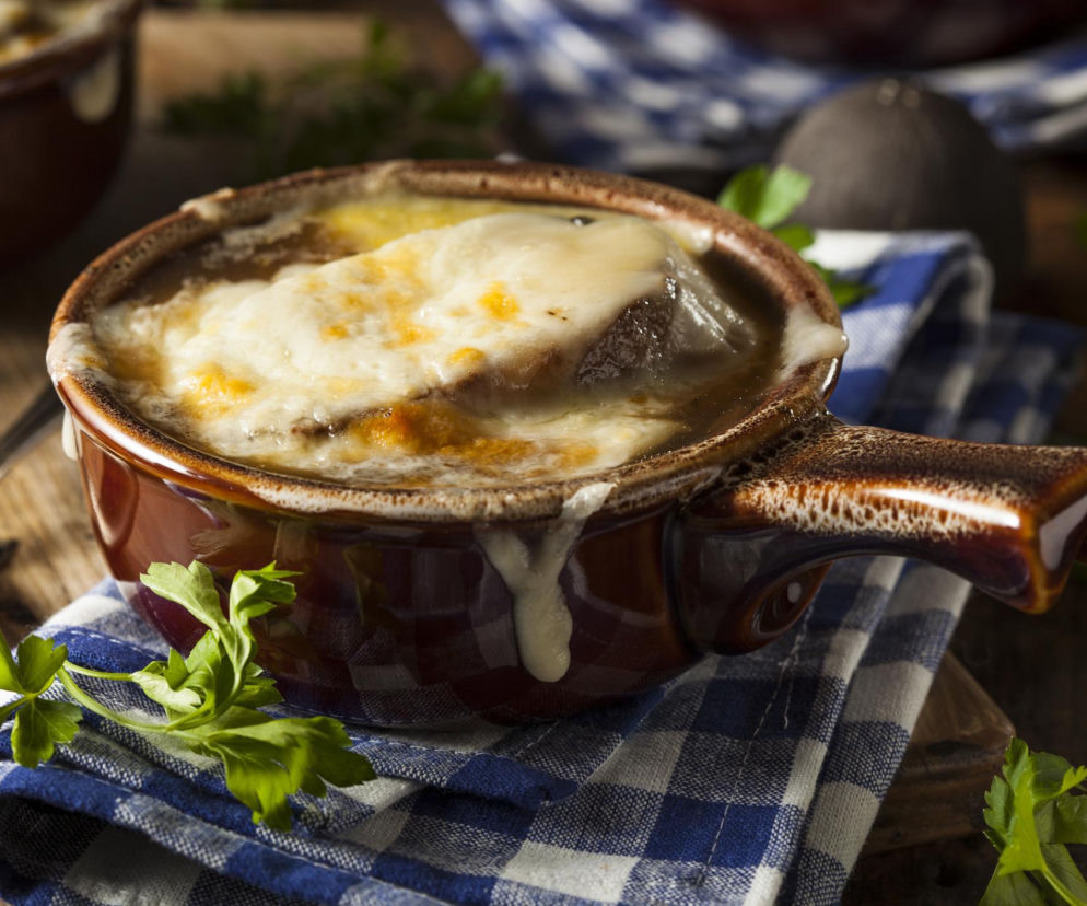 Zupa cebulowa z chlebem - co zrobić z nadmiarem chleba po świętach