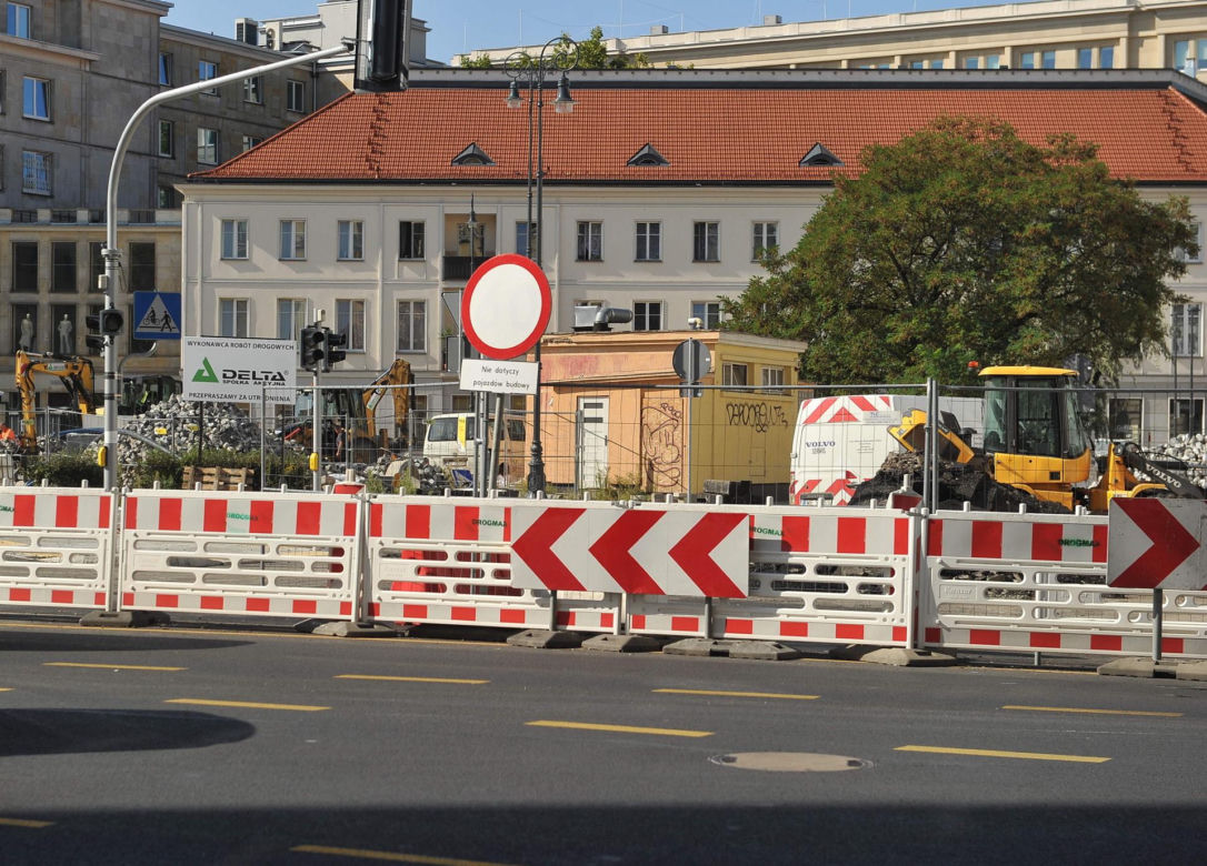 Wrócił ruch na obie jezdnie Placu Trzech Krzyży. Inwestycja mocno opóźniona