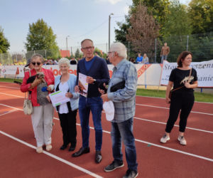 Biją rekord Polski w układanie monet 5-cio złotowych.