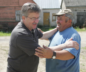 Bronisław Komorowski w Budzie Ruskiej z przyjacielem, sołtysem Bolesławem Jurkunem 