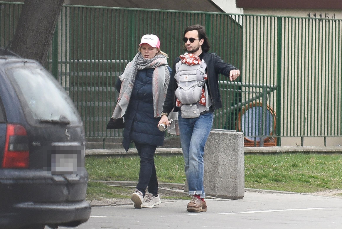 Joanna Kulig na spacerze z rodziną
