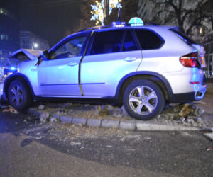 Zderzenie BMW z taksówką na Marszałkowskiej