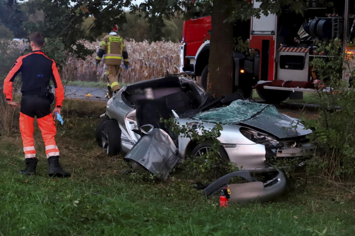 Porsche rozbiło się na drzewie, dwie osoby nie żyją. Z auta została miazga