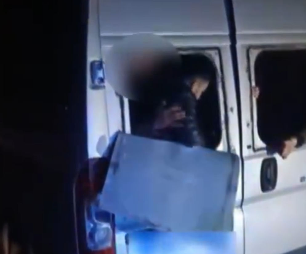 Nielegalni migranci zdemolowali busa, którym mieli zostać wywiezieni z Polski
