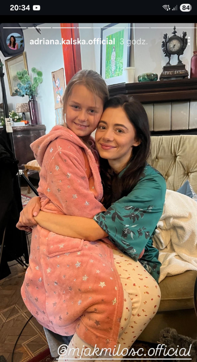 M jak miłość na planie. Iza (Adriana Kalska), Maja (Laura Jankowska)