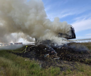 Pożar naczepy ciężarówki spowodował kilkugodzinne utrudnienia na autostradzie A2 w powiecie siedleckim