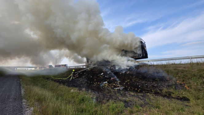 Pożar naczepy ciężarówki spowodował kilkugodzinne utrudnienia na autostradzie A2 w powiecie siedleckim