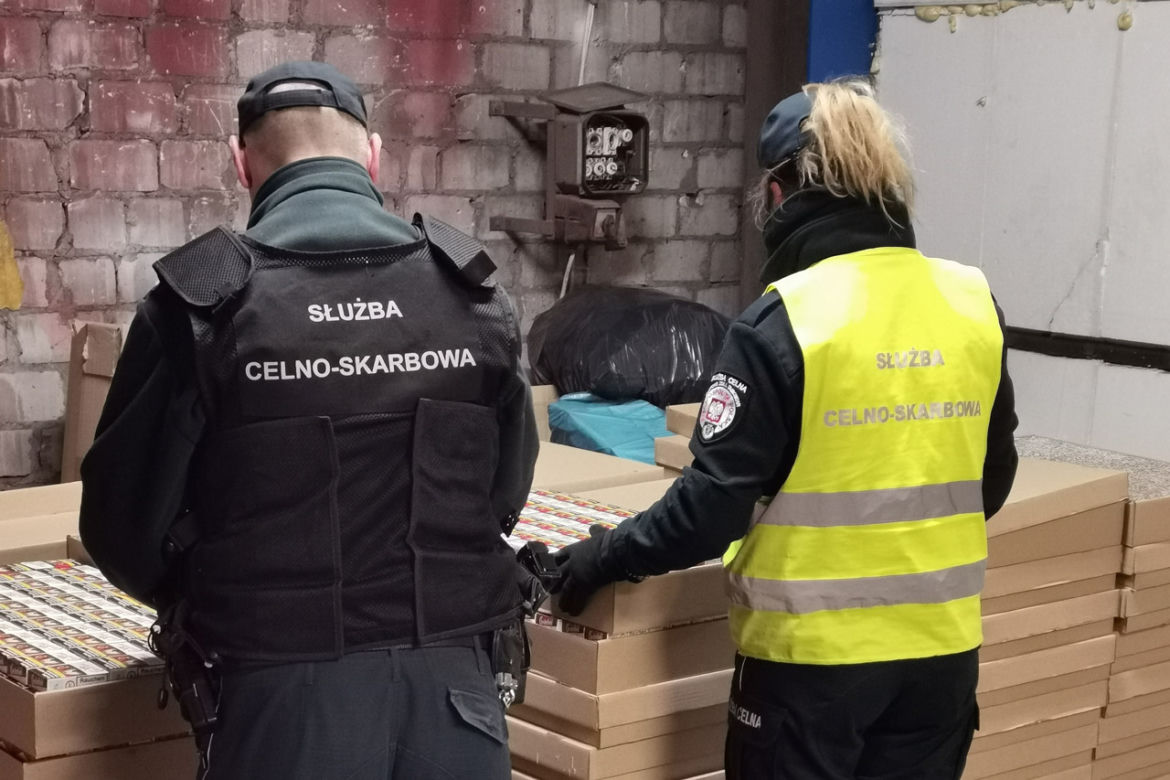 Płock: Znaleźli go w schowku pod schodami! Razem z MILIONEM papierosów! [ZDJĘCIA]