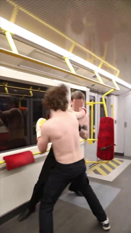 Nielegalna walka w metrze w Warszawie. Szokujące sceny w pociągu! 