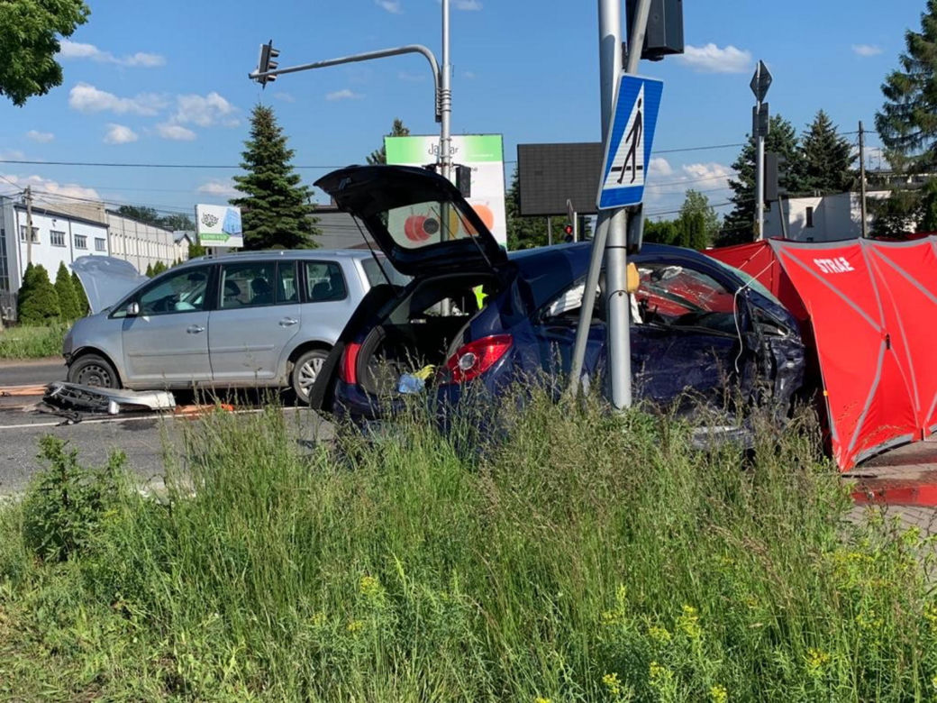 Szokujący wypadek w Jankach. W aucie była mała dziewczynka, jej matka zniknęła