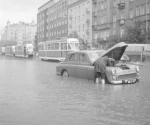 Warszawa zniknęła pod wodą! Zalane ulice i chodniki. Co tam się działo! Archiwalne zdjęcia z lat 60.