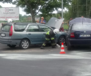 Zderzenie dwóch aut w podbydgoskim Żołędowie! [ZDJĘCIA]