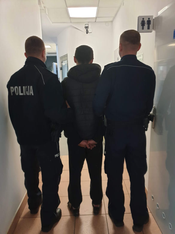 Naćpany kierowca BMW nie zatrzymał się do kontroli. 26-latek uciekł, auto spłonęło [ZDJĘCIA]