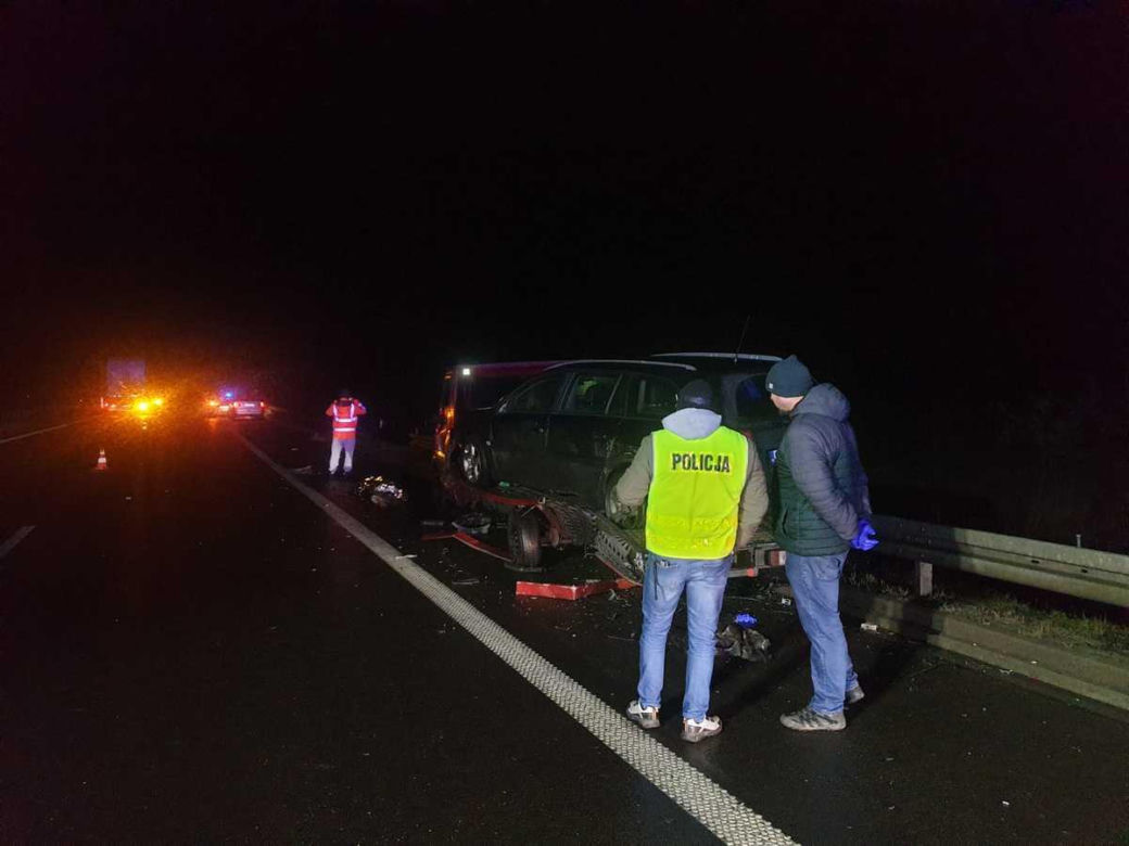 Koszmarny wypadek na S7. Kierowca lawety zginął, gdy ładował na nią zepsute auto [ZDJĘCIA]