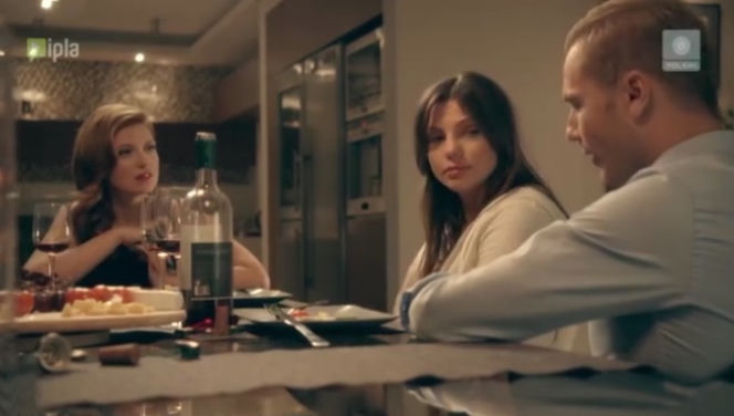 To nie koniec świata odcinek 4. Paweł (Krystian Wieczorek), Anka (Karolina Gorczyca), Kamila (Ada Fijał)