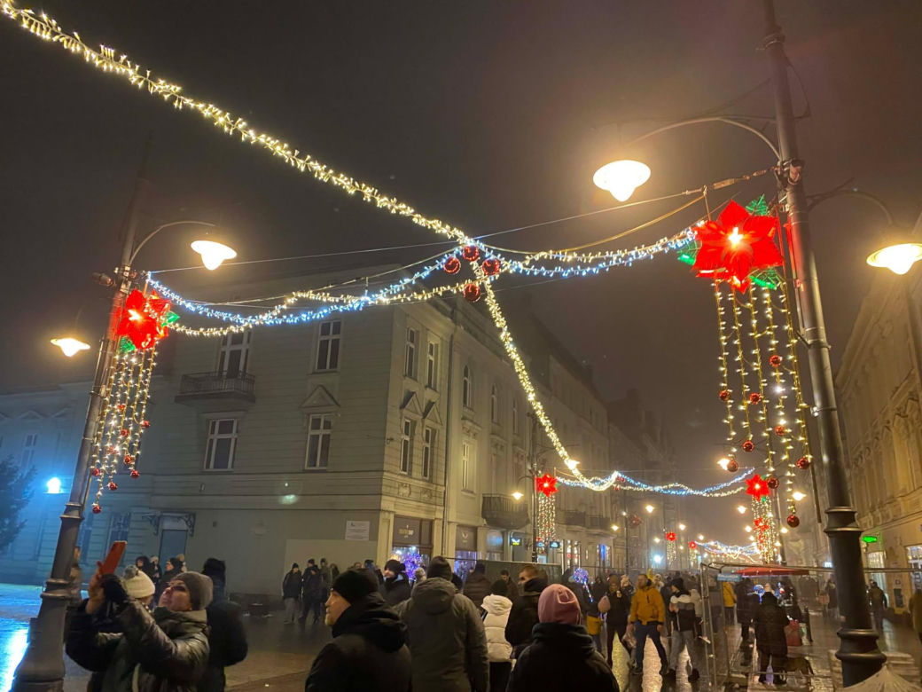 Jarmark Bożonarodzeniowy w Łodzi otwarty! Nowa lokalizacja i gwiazda na scenie