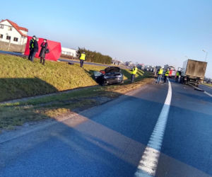Tragiczny wypadek na DK 10. Nie żyje kierowca osobówki. Ruch odbywa się wahadłowo 