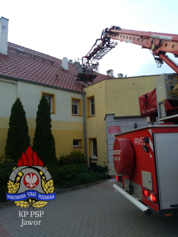 Zerwany dach przychodni i powalone drzewa