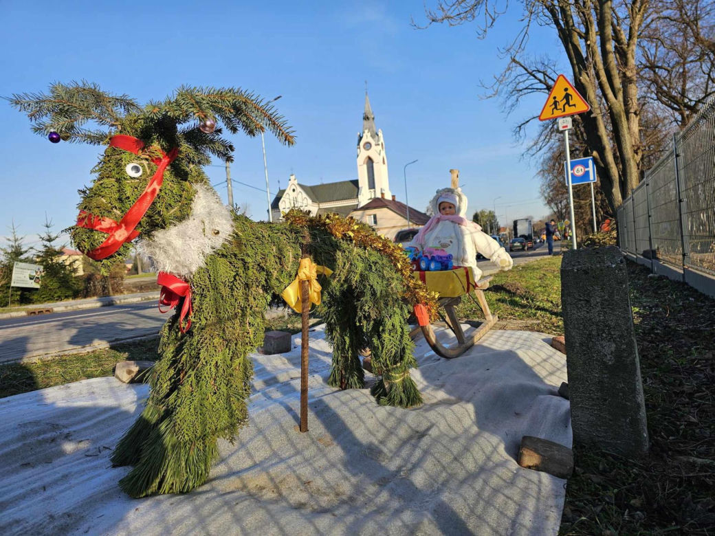 Mieszkańcy sami wykonują świąteczne ozdoby.