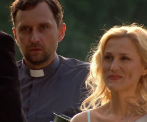 Cisza nad rozlewiskiem odc. 2. Mirka (Sylwia Arnesen), ksiądz Karol (Marek Kałużyński)